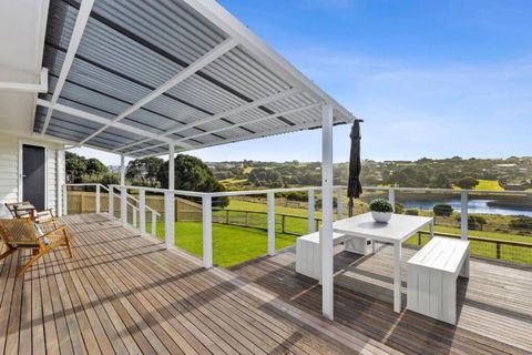 SALTWATER HOUSE - Opposite The Beach And Views Over The Lake! - Accommodation Gladstone 3