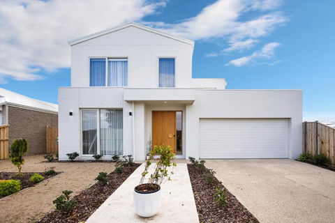 Saltwater Lux, 4 Bdrm, 3 Bath, Golf, Weddings, Beaches, Adventure Park - Accommodation Gladstone 2