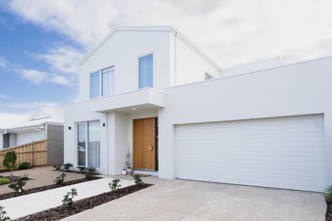 Saltwater Lux, 4 Bdrm, 3 Bath, Golf, Weddings, Beaches, Adventure Park - Accommodation Gladstone 0