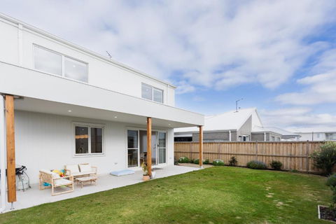 Saltwater Lux, 4 Bdrm, 3 Bath, Golf, Weddings, Beaches, Adventure Park - Accommodation Gladstone 3