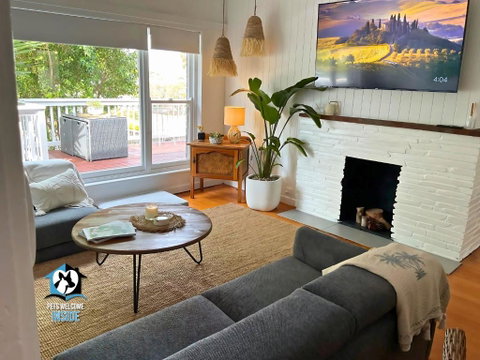 Saltwater Sunsets Seaside Haven With Ocean Views - Accommodation Gladstone 2
