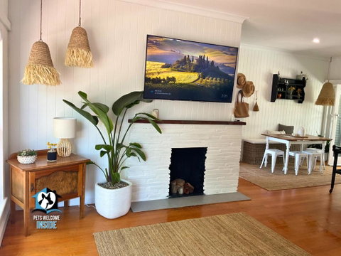 Saltwater Sunsets Seaside Haven With Ocean Views - Accommodation Gladstone 3