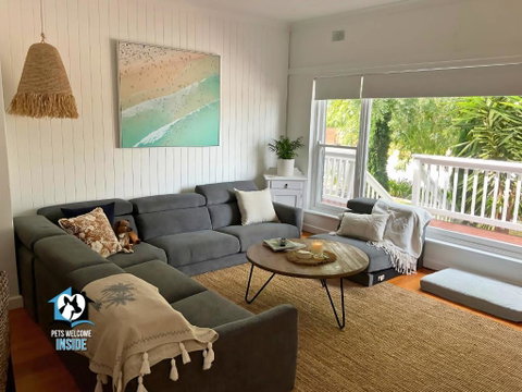 Saltwater Sunsets Seaside Haven With Ocean Views - Accommodation Gladstone 1