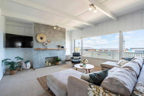 Saltwater Terrace With Panoramic Ocean Views - Accommodation Gladstone 1