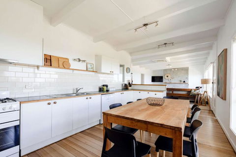 Saltwater Terrace With Panoramic Ocean Views - Accommodation Gladstone 3