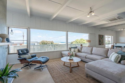 Saltwater Terrace With Panoramic Ocean Views - Accommodation Gladstone 0