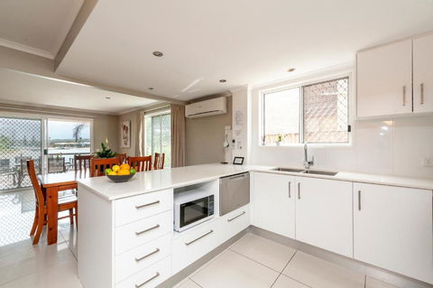 Saltwater Villas - Pet Friendly Accommodation - Accommodation Gladstone 3