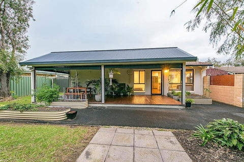 Salty - Accommodation Gladstone 0