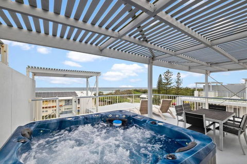 Salty Breeze - Rooftop Terrace & Jacuzzi - Accommodation Gladstone 0