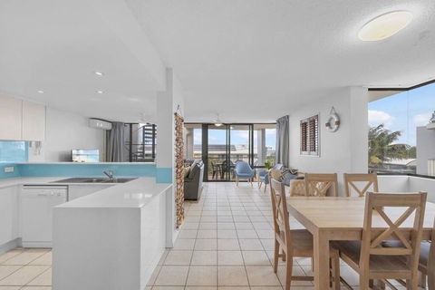 Salty Breeze - Rooftop Terrace & Jacuzzi - Accommodation Gladstone 1