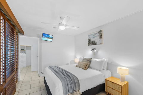 Salty Breeze - Rooftop Terrace & Jacuzzi - Accommodation Gladstone 2