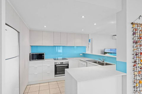 Salty Breeze - Rooftop Terrace & Jacuzzi - Accommodation Gladstone 3