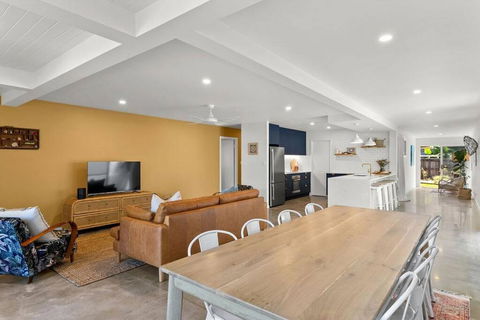Salty Crab Bungalow - Accommodation Gladstone 2