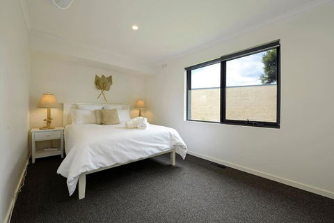 Salty Escape - Accommodation Gladstone 3