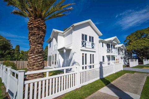 Salty Palms By The Sea - ONE - Accommodation Gladstone 0