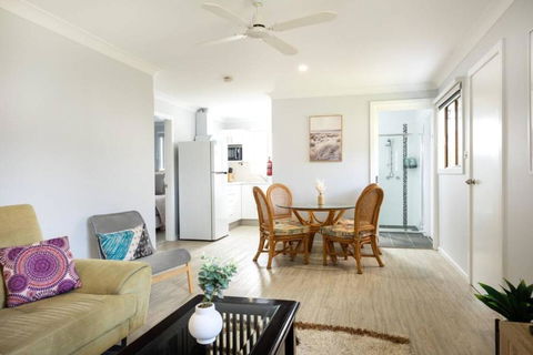 Salty Vibes - Accommodation Gladstone 3
