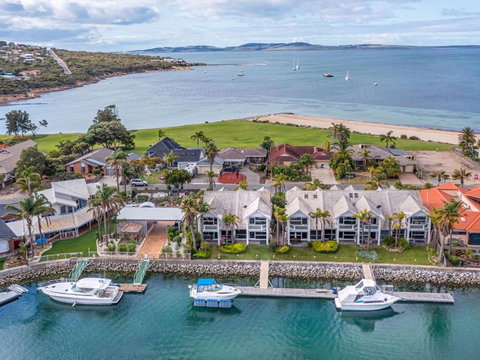 Salty Views - Accommodation Gladstone 1