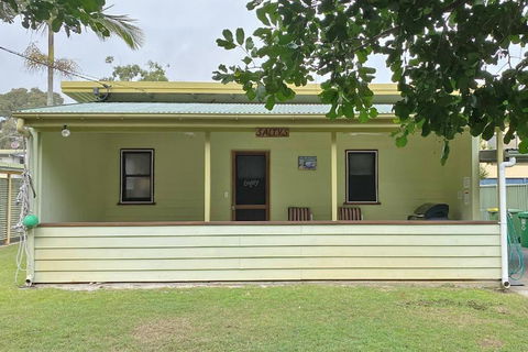 SALTYS AMITY POINT - Accommodation Gladstone 0