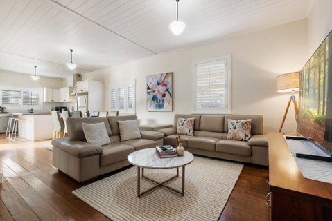 Sampson Cottage - Historic Charm - Accommodation Gladstone 3