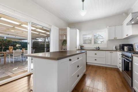 Sampson Cottage - Historic Charm - Accommodation Gladstone 2