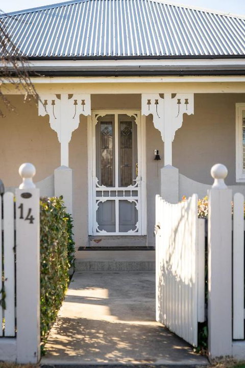 Sampson Cottage - Historic Charm - Accommodation Gladstone 0