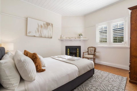 Sampson Cottage - Historic Charm - Accommodation Gladstone 1