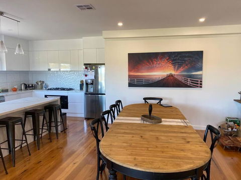 Sanary A Modern Beach Home In Martha Cove - Accommodation Gladstone 2