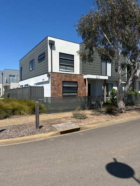 Sanary A Modern Beach Home In Martha Cove - Accommodation Gladstone 0