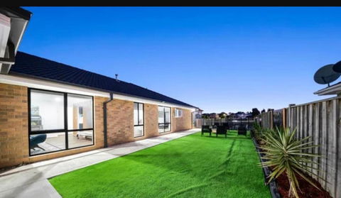 Sanctuary Lakes Holiday House - Accommodation Gladstone 1