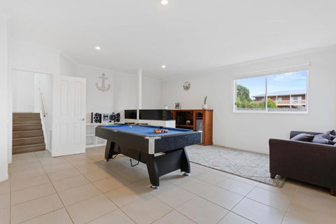 Sanctuary Lodge By Ready Set Stay - BYO LINEN & TOWELS - Accommodation Gladstone 1