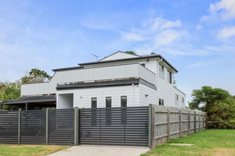 Sanctuary Lodge By Ready Set Stay - BYO LINEN & TOWELS - Accommodation Gladstone 2