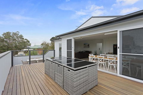 Sanctuary Lodge By Ready Set Stay - BYO LINEN & TOWELS - Accommodation Gladstone 0