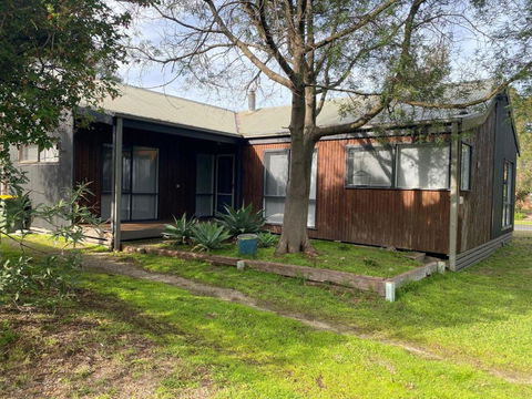 Sanders Beach House - Accommodation Gladstone 0
