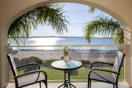Seafront Getaway Studio, Great Location With Pool - Accommodation Gladstone 0