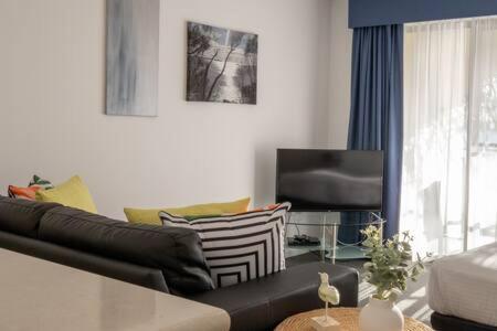 Seafront Getaway Studio, Great Location With Pool - Accommodation Gladstone 1