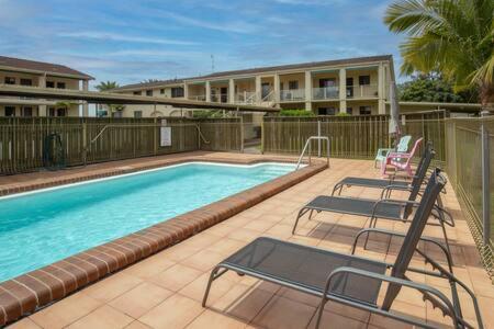 Seafront Getaway Studio, Great Location With Pool - Accommodation Gladstone 3