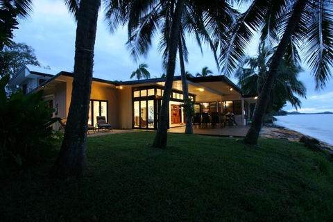 Sandcastle Retreat - Absolute Cairns Beachfront - Accommodation Gladstone 2