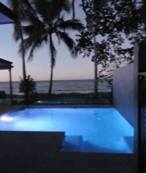 Sandcastle Retreat - Absolute Cairns Beachfront - Accommodation Gladstone 1