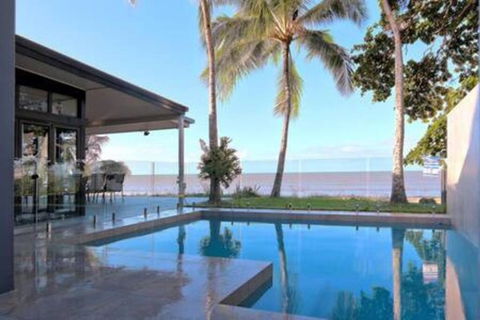 Sandcastle Retreat - Absolute Cairns Beachfront - Accommodation Gladstone 0
