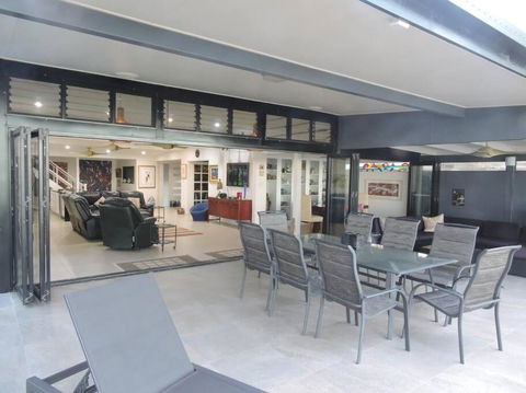 Sandcastle Retreat - Absolute Cairns Beachfront - Accommodation Gladstone 3
