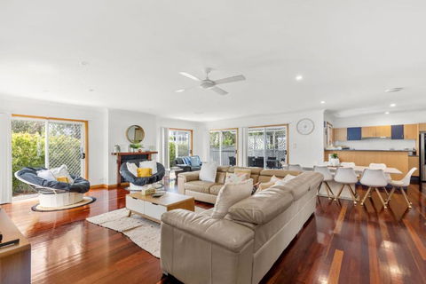 Sandlewood Breeze - Pet Friendly - Community Pool - Accommodation Gladstone 2