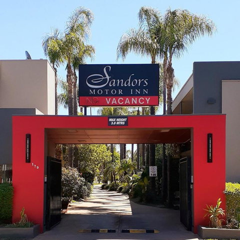 Sandors Motor Inn - Accommodation Gladstone 0