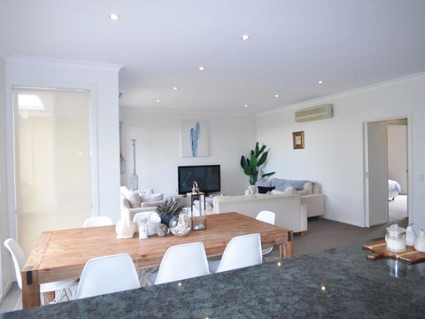 Sandpiper 3 - Close To Town And Beach - Accommodation Gladstone 0