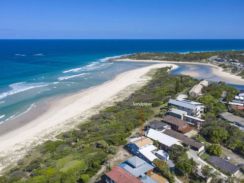 Sandpiper Beachfront House - Hastings Point - Accommodation Gladstone 2