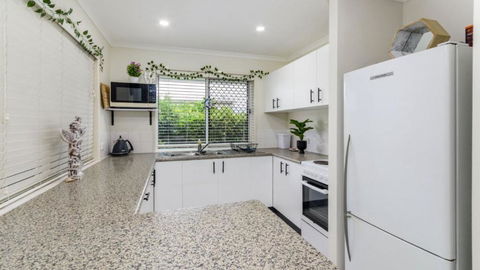 Sandstone Cove At Sandstone Point - Accommodation Gladstone 2