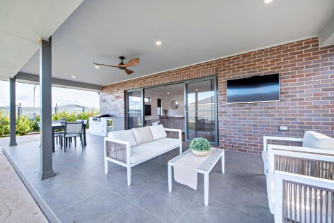 Sandstone - Family Entertainer, Refined Living - Accommodation Gladstone 2
