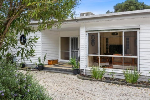 SANDY ANN At Lonnie - Accommodation Gladstone 1