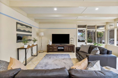 SANDY ANN At Lonnie - Accommodation Gladstone 2