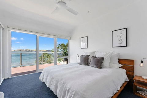 Sandy Bay Beachfront Oasis Direct Beach Access - Accommodation Gladstone 3