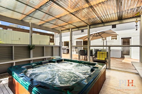 Sandy Bay Getaway W Spa 4 Bdr - Accommodation Gladstone 1